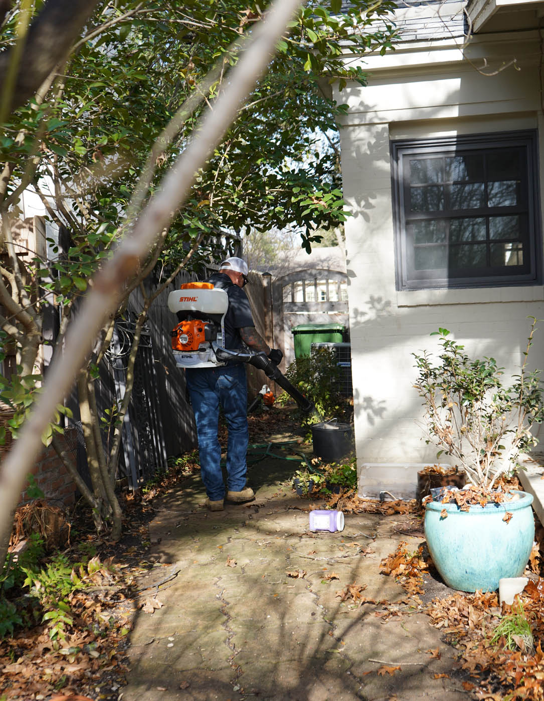 A termite exterminator in Killeen, TX from GGA treating the outside of a home.