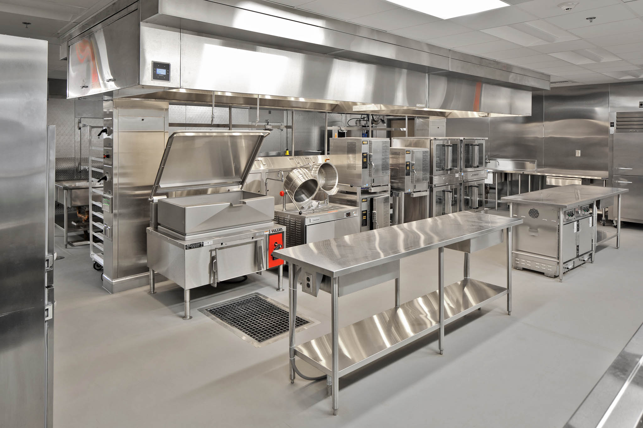 An image of an empty commercial kitchen - GGA Pest Management understands pest control for restaurants in Hillsboro, TX and can protect your business from the dangers of bugs and rodents.